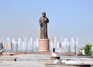 Moddiy va ma’naviy hayot Navoiy shahridagi Alisher Navoiy haykali